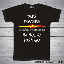 Carica l&#39;immagine nel visualizzatore di Gallery, T-shirt festa del papà PAPA&#39; LECCESE IN PRATICA UN PAPA&#39; NORMALE MA MOLTO PIU&#39; FIGO