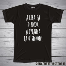 Carica l'immagine nel visualizzatore di Gallery, T-shirt divertente con frase in dialetto napoletano A lira fa ‘o ricco, a crianza fa o’ signore