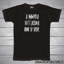 Carica l'immagine nel visualizzatore di Gallery, T-shirt divertente con frase in dialetto napoletano 'A mmerda sott’acqua nun se vede