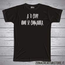 Carica l'immagine nel visualizzatore di Gallery, T-shirt divertente con frase in dialetto napoletano A ‘o core nun se cumanna