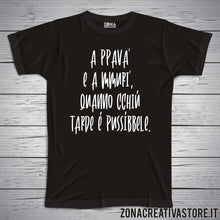Carica l'immagine nel visualizzatore di Gallery, T-shirt divertente con frase in dialetto napoletano A ppava’ e a mmuri’, quanno cchiù tarde è pussìbbele