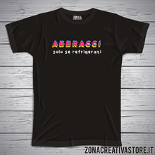 Carica l&#39;immagine nel visualizzatore di Gallery, T-shirt ABBRACCI SOLO SE REFRIGERATI