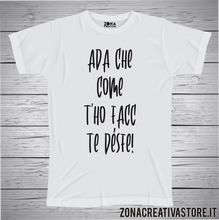 Carica l&#39;immagine nel visualizzatore di Gallery, T-shirt divertente con frase in dialetto bergamasco ADA CHE COME T&#39;HO FACC TE DESFE!