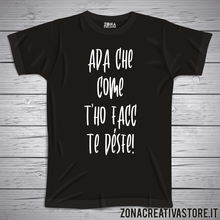 Carica l&#39;immagine nel visualizzatore di Gallery, T-shirt divertente con frase in dialetto bergamasco ADA CHE COME T&#39;HO FACC TE DESFE!