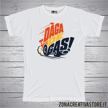 Carica l'immagine nel visualizzatore di Gallery, T-shirt divertente con frase in dialetto bergamasco Daga de gas