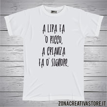 Carica l'immagine nel visualizzatore di Gallery, T-shirt divertente con frase in dialetto napoletano A lira fa ‘o ricco, a crianza fa o’ signore