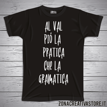 Carica l&#39;immagine nel visualizzatore di Gallery, T-shirt divertente con frase in dialetto bergamasco Al val piò la pratica che la gramatica