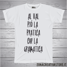 Carica l&#39;immagine nel visualizzatore di Gallery, T-shirt divertente con frase in dialetto bergamasco Al val piò la pratica che la gramatica