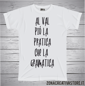 T-shirt divertente con frase in dialetto bergamasco Al val piò la pratica che la gramatica