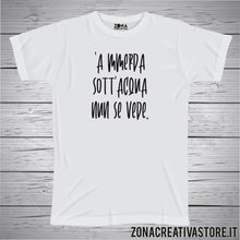 Carica l'immagine nel visualizzatore di Gallery, T-shirt divertente con frase in dialetto napoletano 'A mmerda sott’acqua nun se vede