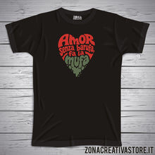 Carica l'immagine nel visualizzatore di Gallery, T-shirt divertente con frase in dialetto veneto Amor senza barufa  fa la mufa