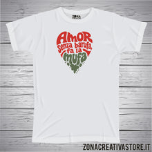 Carica l'immagine nel visualizzatore di Gallery, T-shirt divertente con frase in dialetto veneto Amor senza barufa  fa la mufa
