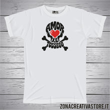 Carica l'immagine nel visualizzatore di Gallery, T-shirt divertente con frase in dialetto veneto Amor xe tossego