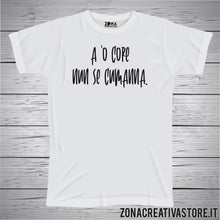 Carica l'immagine nel visualizzatore di Gallery, T-shirt divertente con frase in dialetto napoletano A ‘o core nun se cumanna
