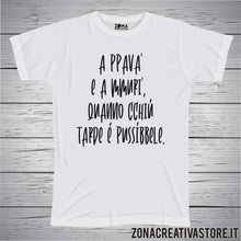 Carica l'immagine nel visualizzatore di Gallery, T-shirt divertente con frase in dialetto napoletano A ppava’ e a mmuri’, quanno cchiù tarde è pussìbbele