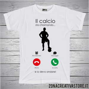 T shirt divertenti Il Calcio sta chiamando e io devo rispondere