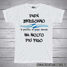 Carica l&#39;immagine nel visualizzatore di Gallery, T-shirt festa del papà PAPA&#39; BRESCIANO IN PRATICA UN PAPA&#39; NORMALE MA MOLTO PIU&#39; FIGO