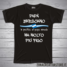 Carica l&#39;immagine nel visualizzatore di Gallery, T-shirt festa del papà PAPA&#39; BRESCIANO IN PRATICA UN PAPA&#39; NORMALE MA MOLTO PIU&#39; FIGO