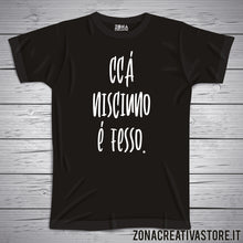 Carica l'immagine nel visualizzatore di Gallery, T-shirt divertente con frase in dialetto napoletano Ccà nisciuno è fesso