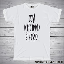 Carica l'immagine nel visualizzatore di Gallery, T-shirt divertente con frase in dialetto napoletano Ccà nisciuno è fesso