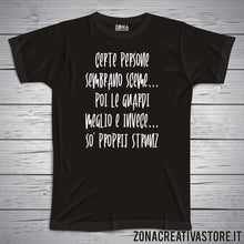 Carica l'immagine nel visualizzatore di Gallery, T-shirt divertente con frase in dialetto napoletano Certe persone sembrano sceme… Poi le guardi meglio e invece… So’ proprij strunz
