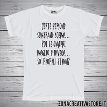 Carica l'immagine nel visualizzatore di Gallery, T-shirt divertente con frase in dialetto napoletano Certe persone sembrano sceme… Poi le guardi meglio e invece… So’ proprij strunz