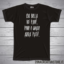 Carica l'immagine nel visualizzatore di Gallery, T-shirt divertente con frase in dialetto napoletano Chi bella vo’ paré’, pene e guaie adda’ paté