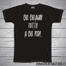 Carica l'immagine nel visualizzatore di Gallery, T-shirt divertente con frase in dialetto napoletano Chi chiagne fotte a chi ride