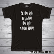 Carica l'immagine nel visualizzatore di Gallery, T-shirt divertente con frase in dialetto napoletano Chi nun sape chiagnere nun sape manche rirere