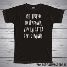 Carica l'immagine nel visualizzatore di Gallery, T-shirt divertente con frase in dialetto napoletano Chi troppo lo sparagna, vien la gatta e se lo magna