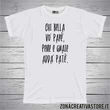 Carica l'immagine nel visualizzatore di Gallery, T-shirt divertente con frase in dialetto napoletano Chi bella vo’ paré’, pene e guaie adda’ paté