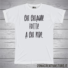 Carica l'immagine nel visualizzatore di Gallery, T-shirt divertente con frase in dialetto napoletano Chi chiagne fotte a chi ride