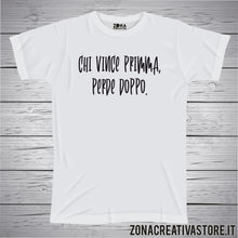 Carica l'immagine nel visualizzatore di Gallery, T-shirt divertente con frase in dialetto napoletano Chi vince primma, perde doppo