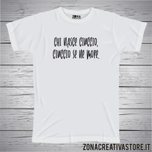Carica l'immagine nel visualizzatore di Gallery, T-shirt divertente con frase in dialetto napoletano Chi nasce ciuccio, ciuccio se ne more