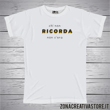 Carica l&#39;immagine nel visualizzatore di Gallery, T-shirt CHI NON RICORDA NON C&#39;ERA