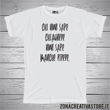 Carica l'immagine nel visualizzatore di Gallery, T-shirt divertente con frase in dialetto napoletano Chi nun sape chiagnere nun sape manche rirere