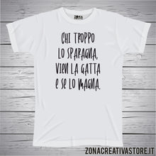 Carica l'immagine nel visualizzatore di Gallery, T-shirt divertente con frase in dialetto napoletano Chi troppo lo sparagna, vien la gatta e se lo magna