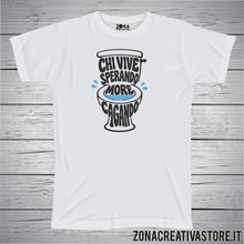 Carica l'immagine nel visualizzatore di Gallery, T-shirt divertente con frase in dialetto veneto Chi vive sperando