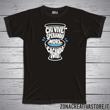 Carica l'immagine nel visualizzatore di Gallery, T-shirt divertente con frase in dialetto veneto Chi vive sperando