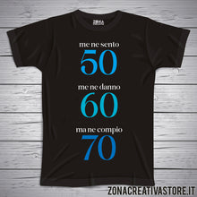 Carica l&#39;immagine nel visualizzatore di Gallery, T-shirt per festa di compleanno MA NE COMPIO 70