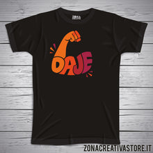 Carica l'immagine nel visualizzatore di Gallery, T-shirt divertente con frase in dialetto romano Daje