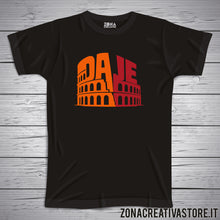 Carica l'immagine nel visualizzatore di Gallery, T-shirt divertente con frase in dialetto romano Daje colosseo