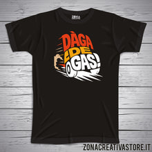 Carica l'immagine nel visualizzatore di Gallery, T-shirt divertente con frase in dialetto bergamasco Daga de gas 1