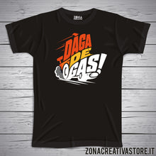 Carica l'immagine nel visualizzatore di Gallery, T-shirt divertente con frase in dialetto bergamasco Daga de gas