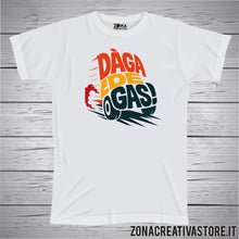 Carica l'immagine nel visualizzatore di Gallery, T-shirt divertente con frase in dialetto bergamasco Daga de gas 1