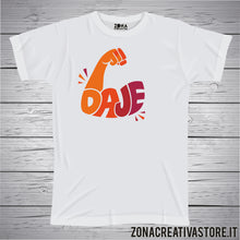 Carica l'immagine nel visualizzatore di Gallery, T-shirt divertente con frase in dialetto romano Daje