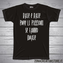 Carica l&#39;immagine nel visualizzatore di Gallery, T-shirt divertente con frase in dialetto romano DAJE E DAJE PURE I PICCIONI SE FANNO QUAJE