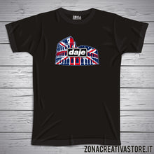 Carica l'immagine nel visualizzatore di Gallery, T-shirt divertente con frase in dialetto romano Daje Oasis Colosseo