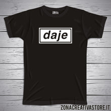 Carica l'immagine nel visualizzatore di Gallery, T-shirt divertente con frase in dialetto romano Daje Oasis