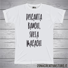 Carica l&#39;immagine nel visualizzatore di Gallery, T-shirt divertente con frase in dialetto veneto descanta bauchi, sveja macachi